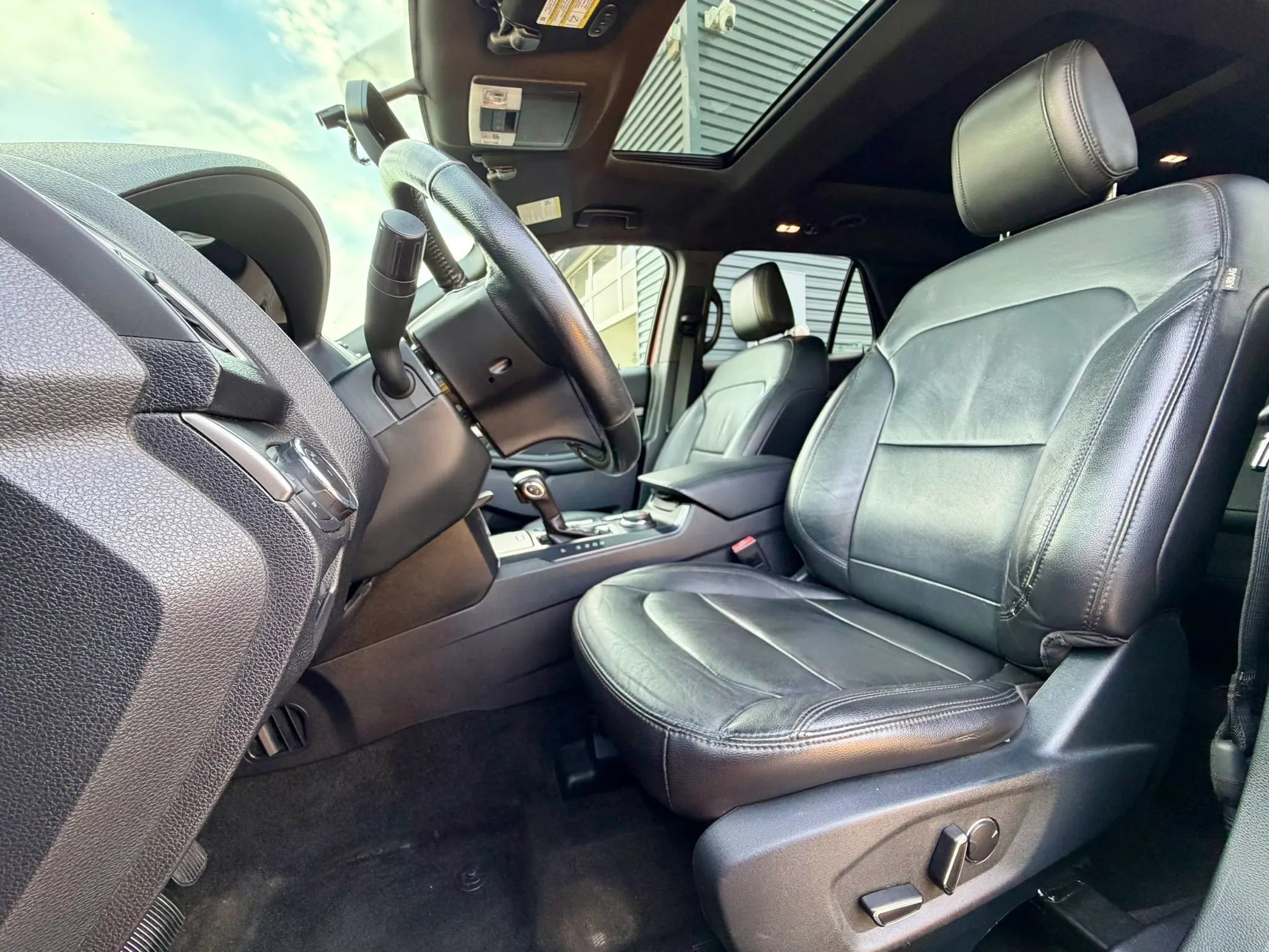 Used 2018 Ford Explorer XLT w/ Equipment Group 202A AWD/4WD image 23