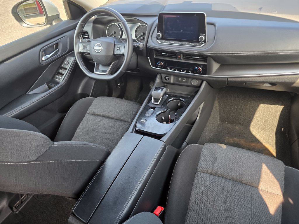 Used 2025 Nissan Rogue SV FWD image 18