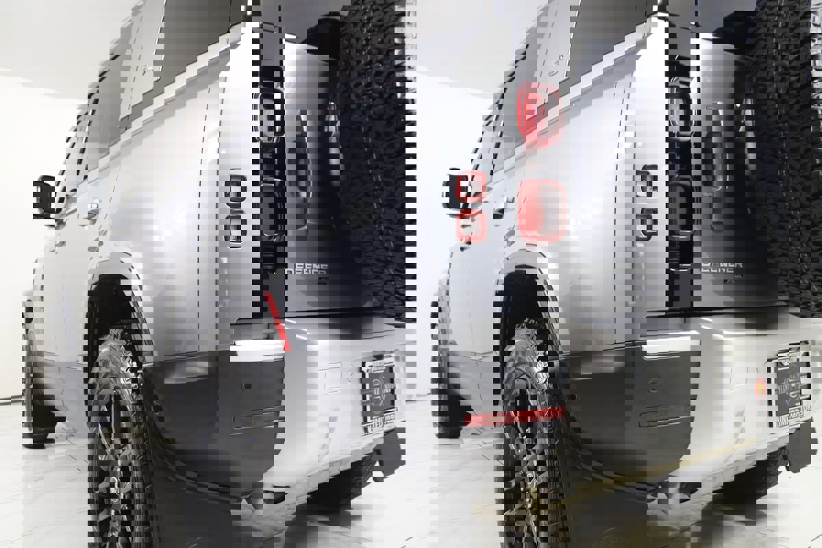 Used 2023 Land Rover Defender 110 SE image 28