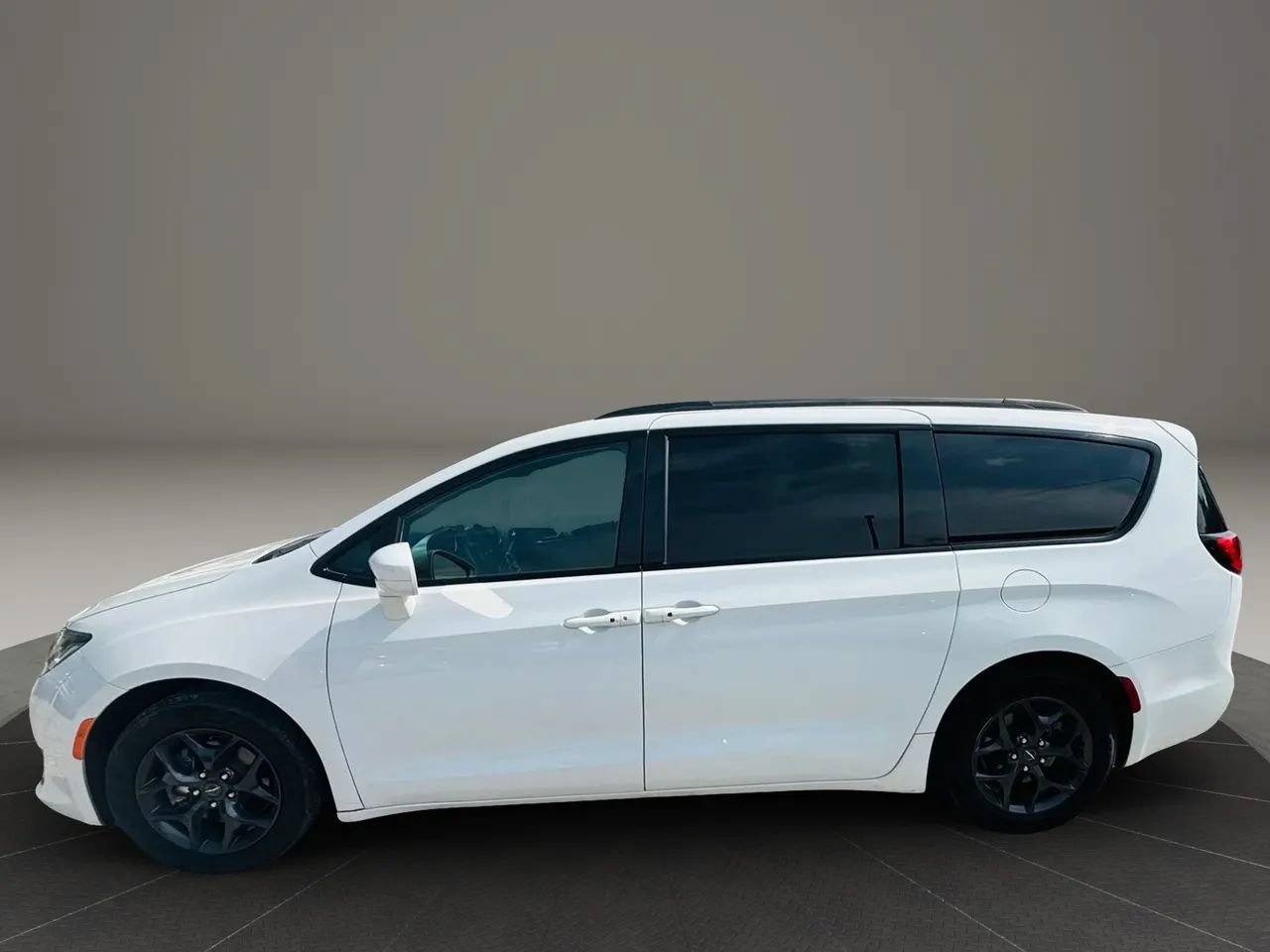 Used 2019 Chrysler Pacifica Touring-L Plus w/ S Appearance Package FWD image 2