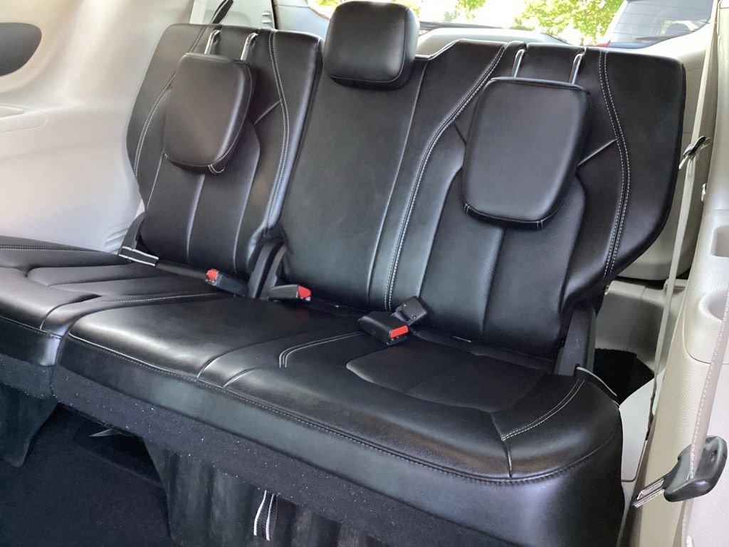 Used 2024 Chrysler Pacifica Touring-L FWD image 16
