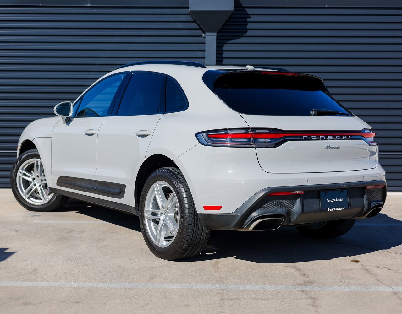 Certified 2022 Porsche Macan image 3