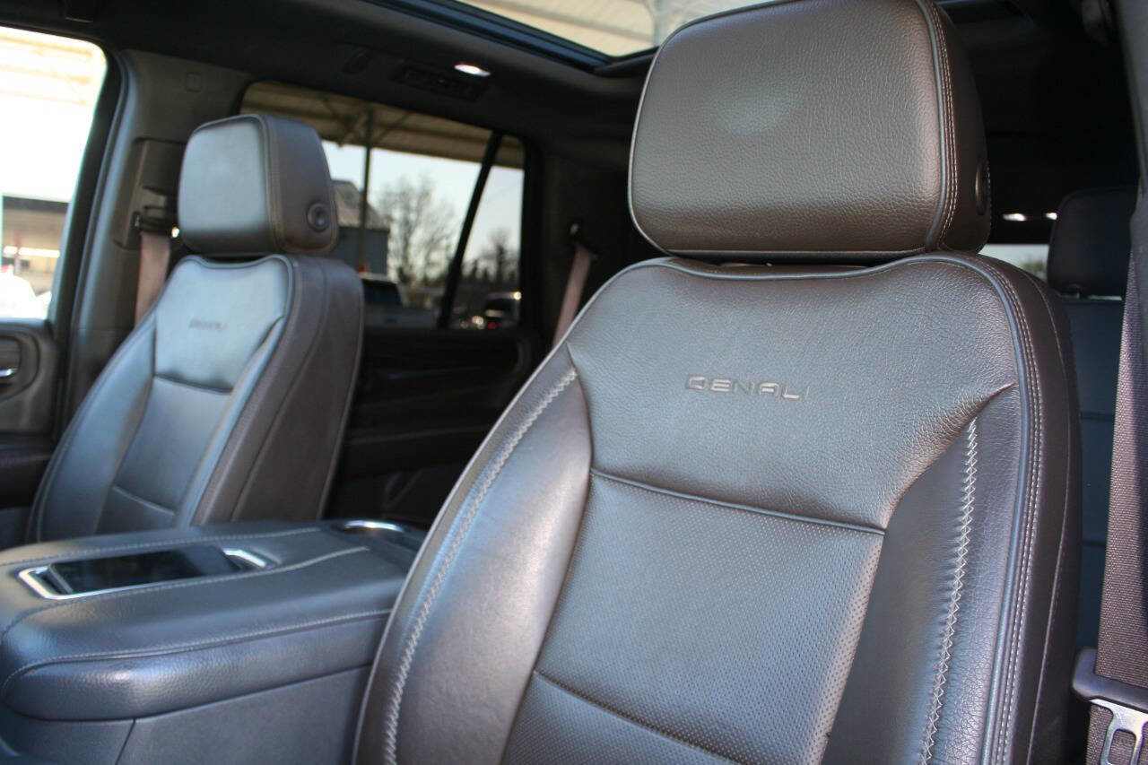 Used 2021 GMC Yukon Denali w/ Denali Premium Package image 16