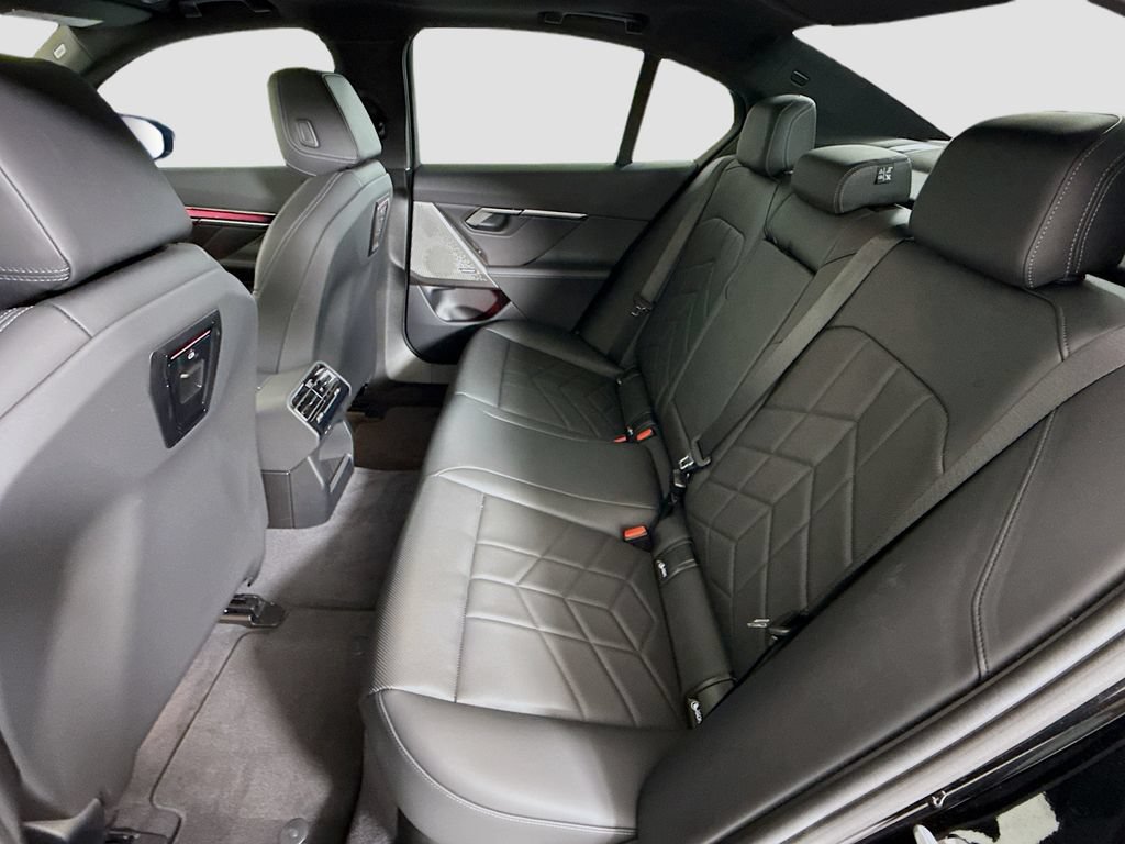 Used 2025 BMW i5 eDrive40i w/ Premium Package RWD image 21