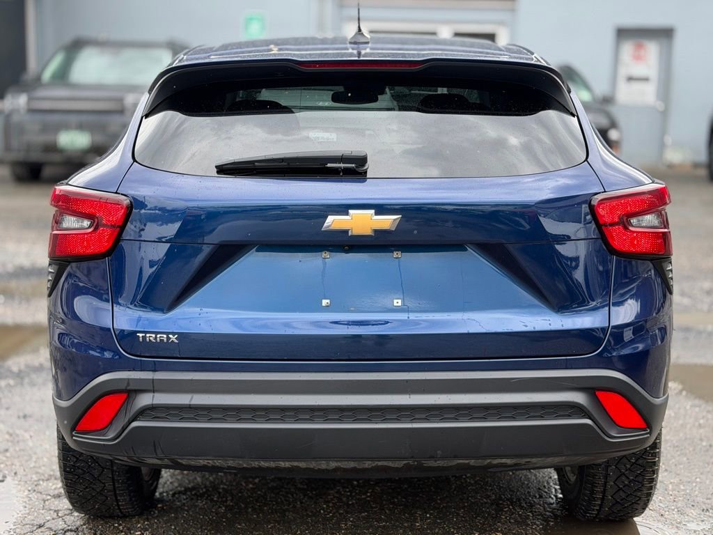 Used 2024 Chevrolet Trax LS w/ LS Convenience Package FWD image 4