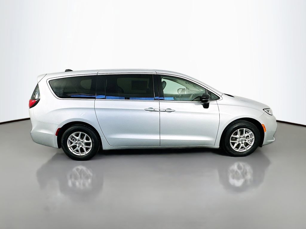 Used 2024 Chrysler Pacifica Touring-L FWD image 8