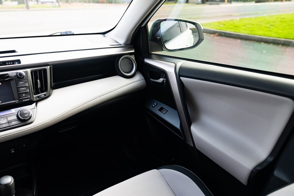 Used 2018 Toyota RAV4 XLE image 10