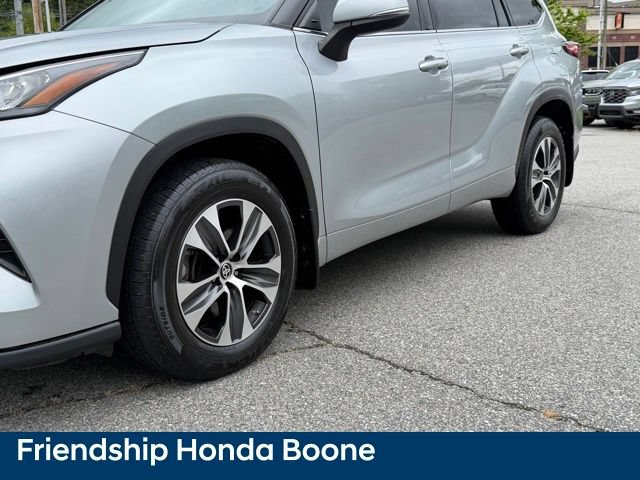 Used 2020 Toyota Highlander XLE AWD/4WD image 9