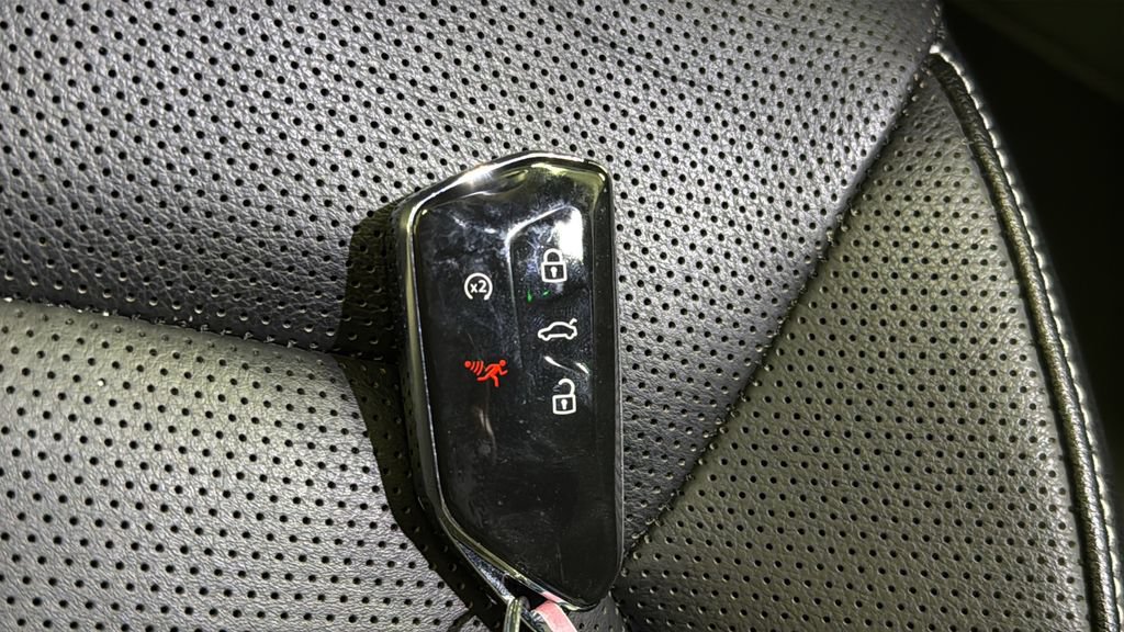 Used 2024 Volkswagen Atlas Cross Sport SEL R-Line AWD/4WD image 21