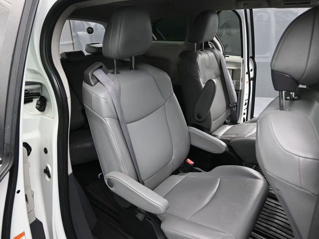 Certified 2022 Toyota Sienna XLE image 17