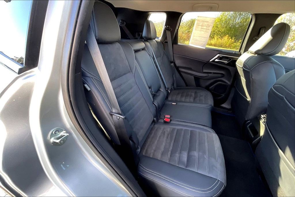 Used 2024 Mitsubishi Outlander SE image 25
