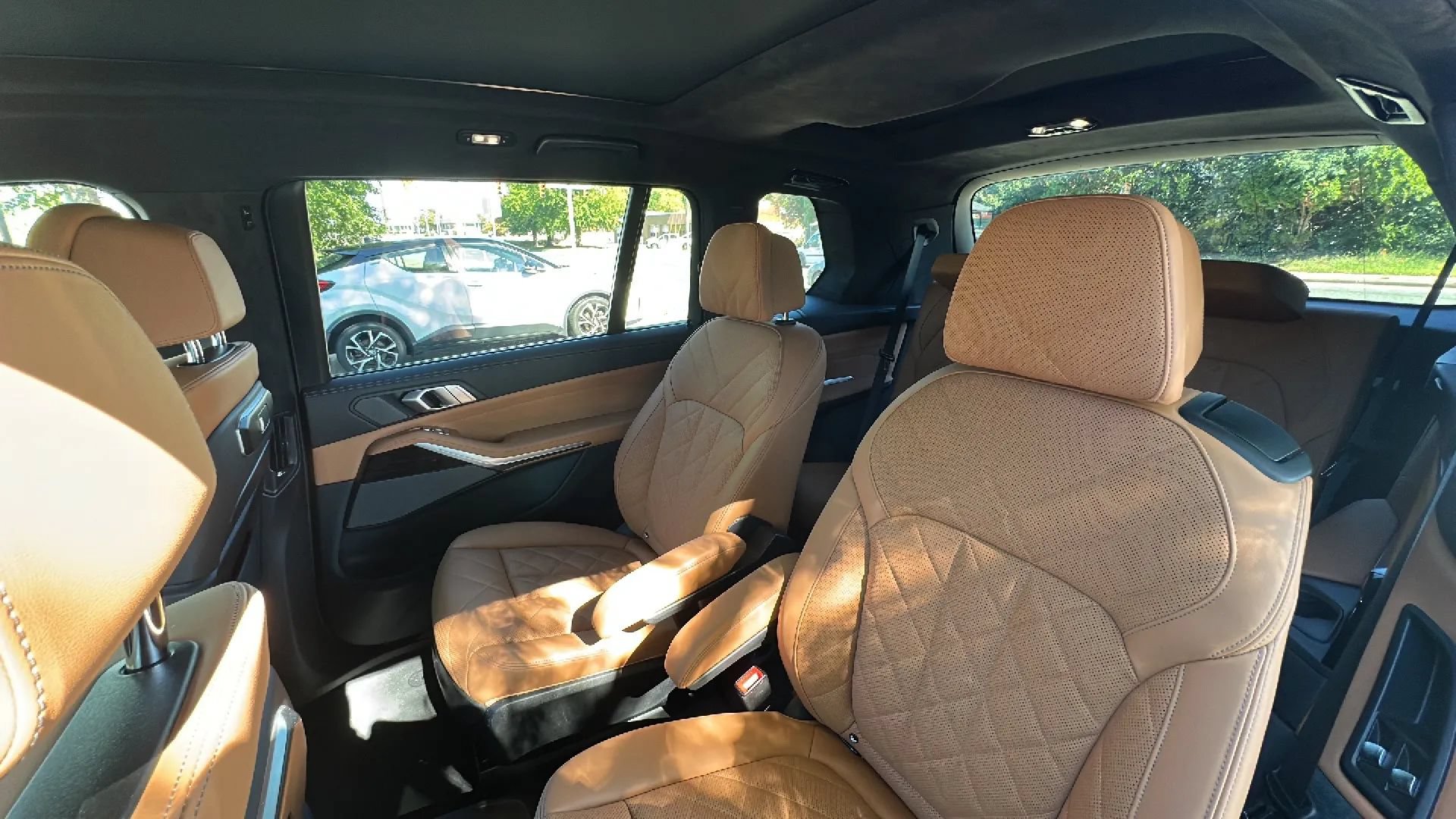 Used 2024 BMW X7 xDrive40i w/ M Sport Package AWD/4WD image 11