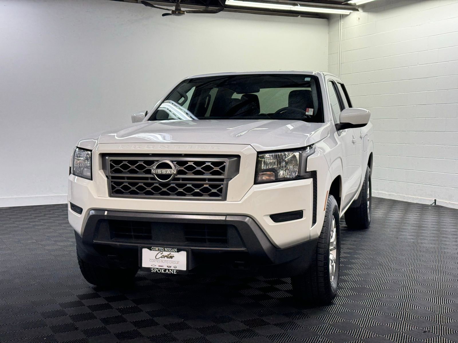 Used 2023 Nissan Frontier SV image 1