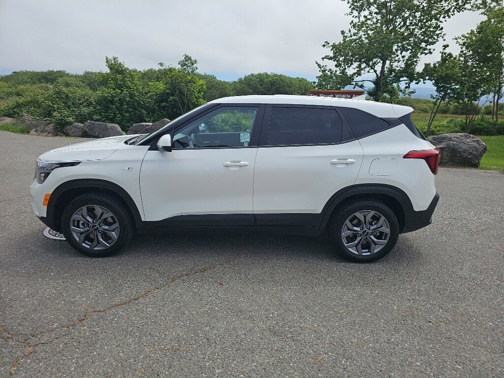 Used 2025 Kia Seltos LX AWD/4WD image 2