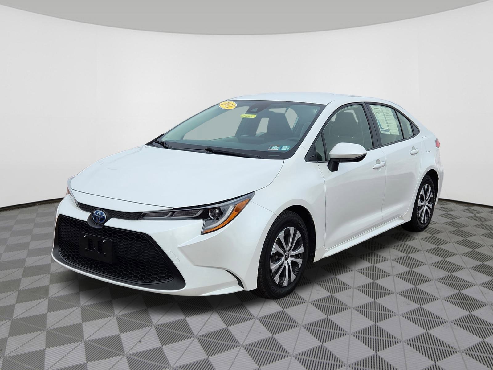 Used 2022 Toyota Corolla LE image 2
