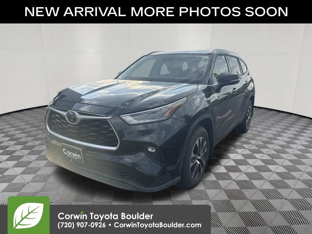 Used 2021 Toyota Highlander XLE AWD/4WD image 3