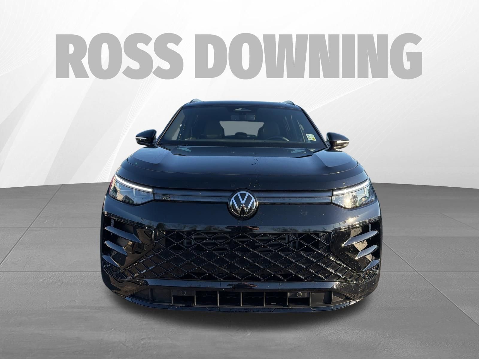 Used 2025 Volkswagen Tiguan SE R-Line image 2