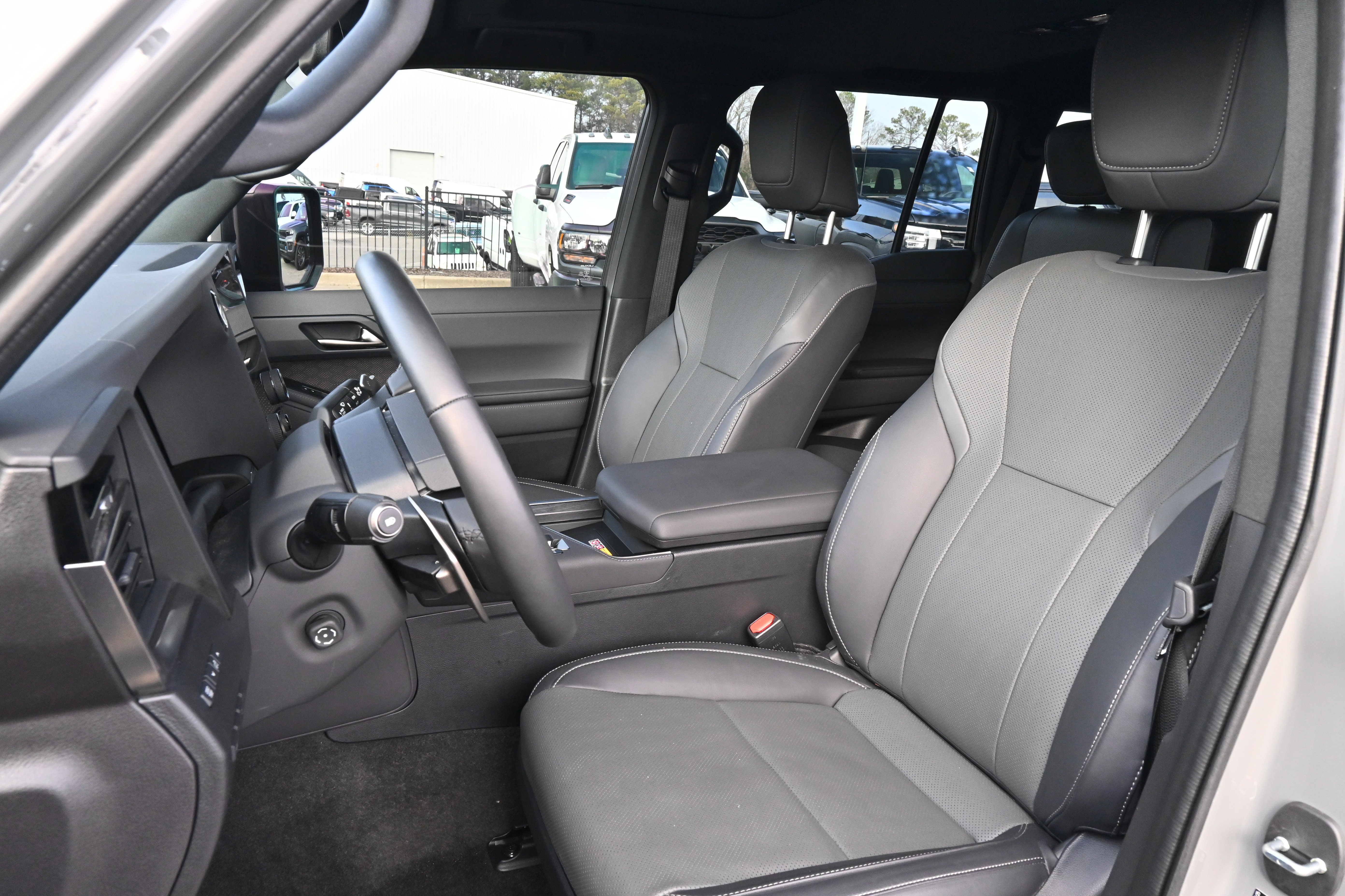 Used 2025 Lexus GX 550 w/ Accessory Package (2T) image 7