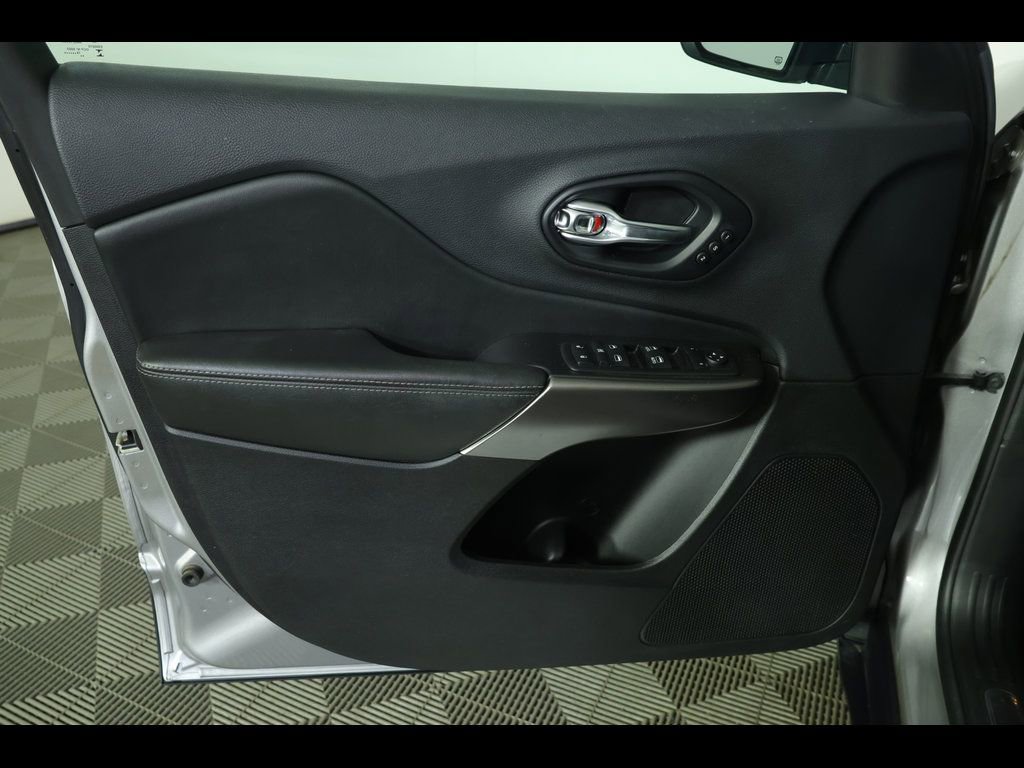 Used 2019 Jeep Cherokee Limited image 22