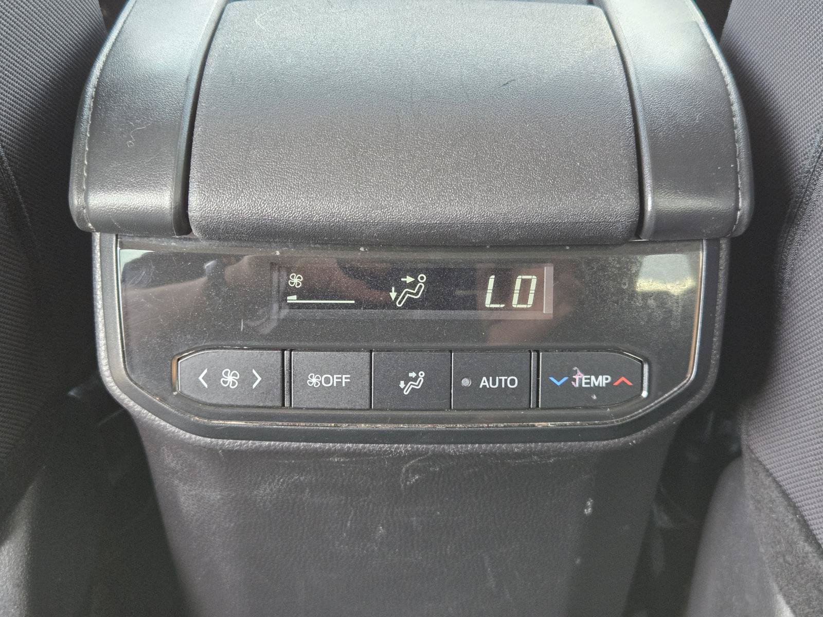 Used 2024 Toyota Highlander LE FWD image 28