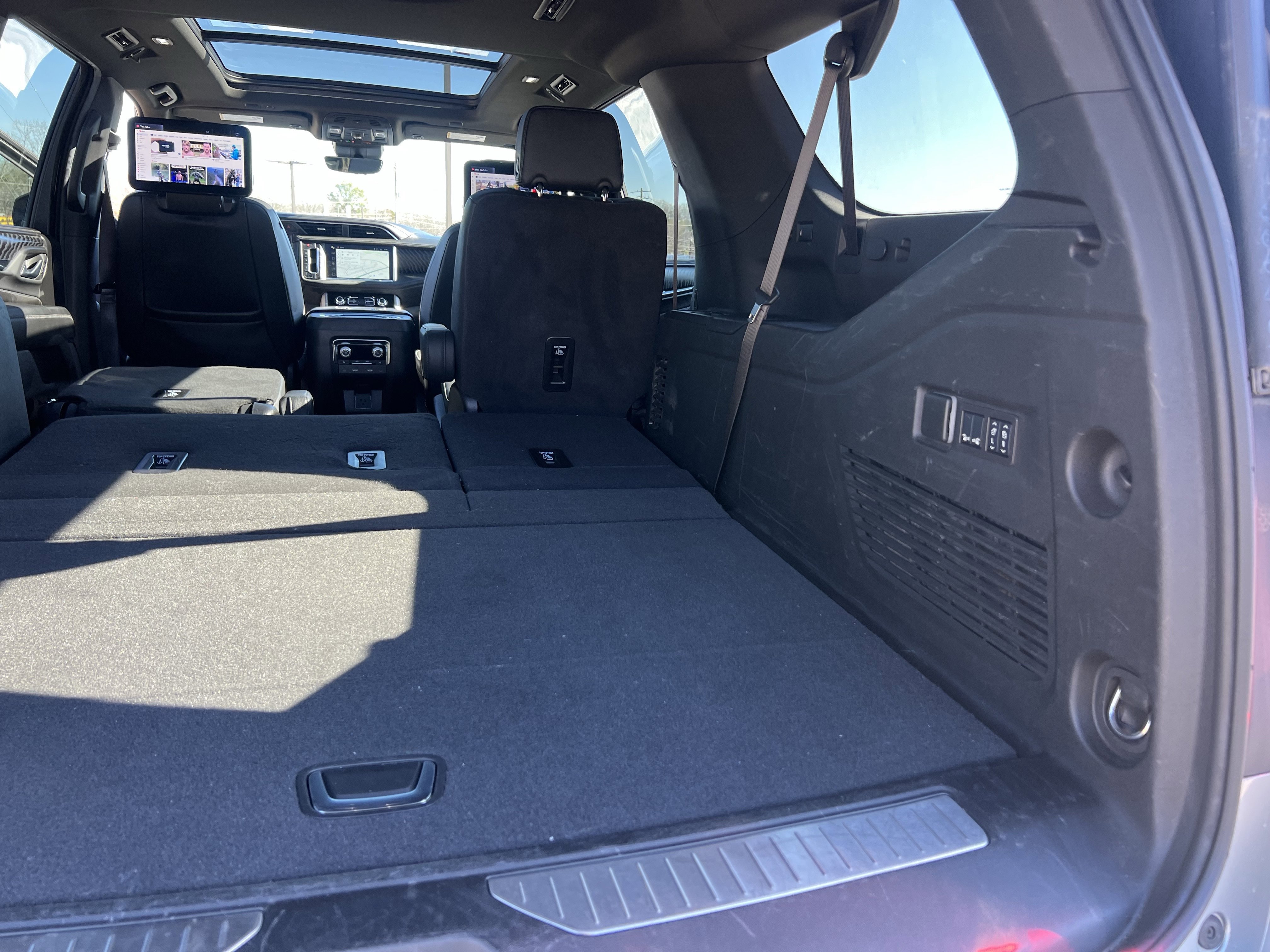 Used 2024 GMC Yukon XL Denali w/ Advanced Technology Package image 37