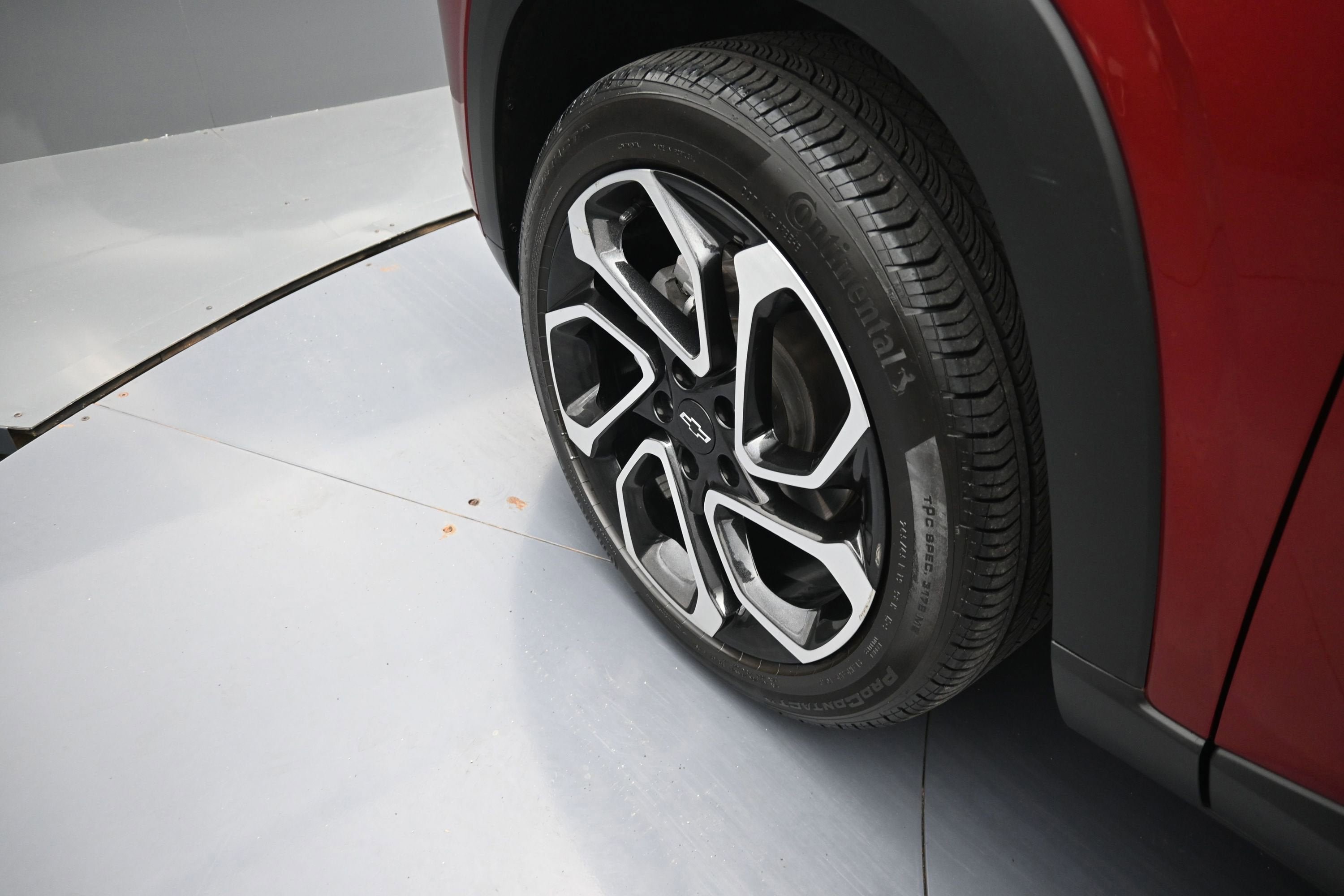 Used 2024 Chevrolet Trax RS w/ Sunroof Package FWD image 31