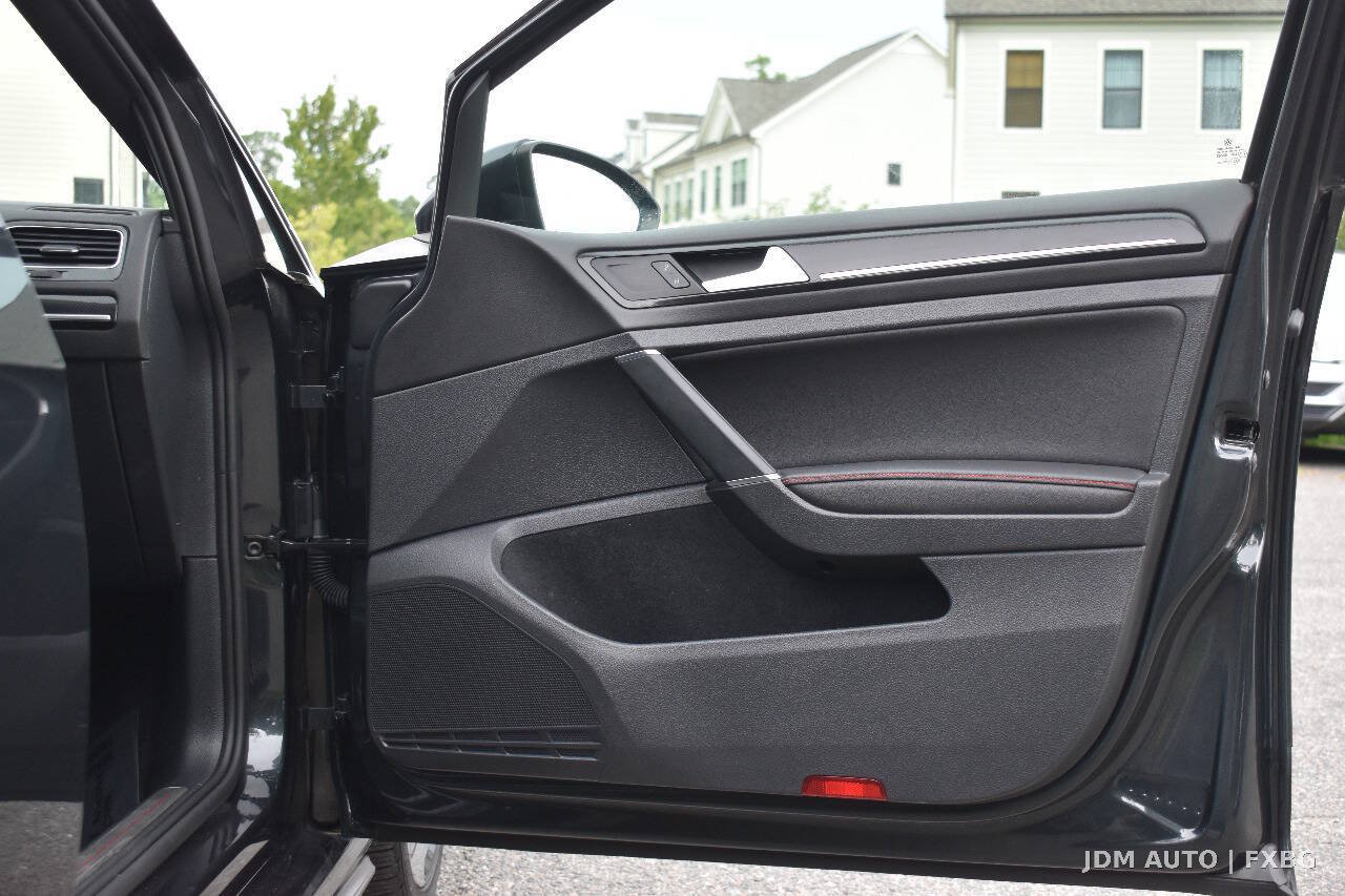 Used 2017 Volkswagen GTI SE FWD image 9