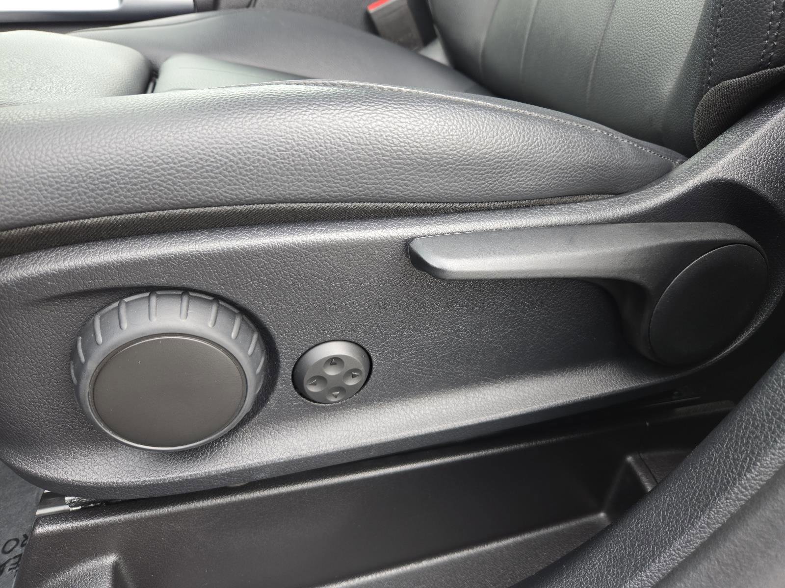 Used 2022 Mercedes-Benz GLB 250 4MATIC w/ Premium Package Lite image 23