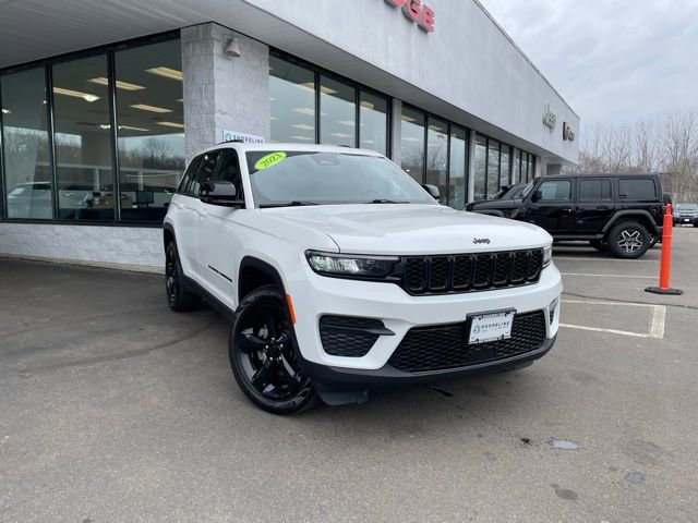 Used 2023 Jeep Grand Cherokee Altitude image 3