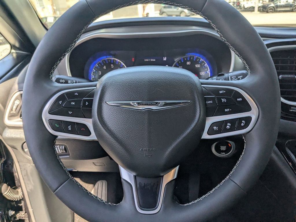 Used 2025 Chrysler Pacifica Select image 16