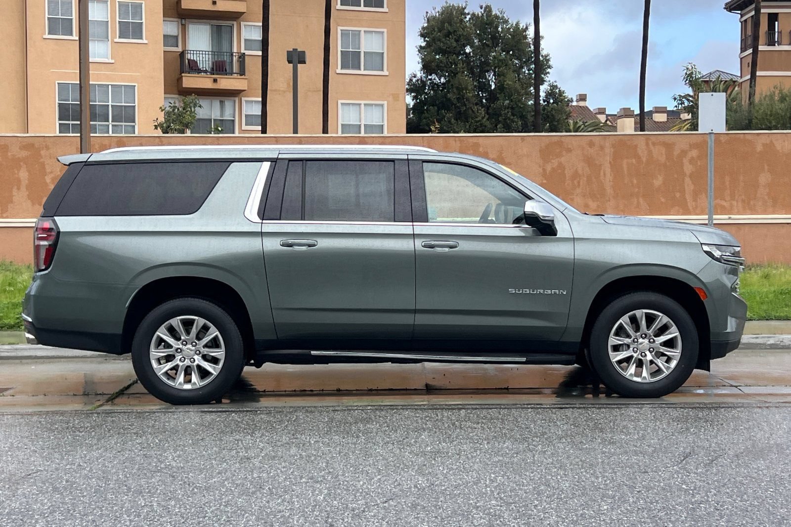 Used 2023 Chevrolet Suburban Premier AWD/4WD image 3