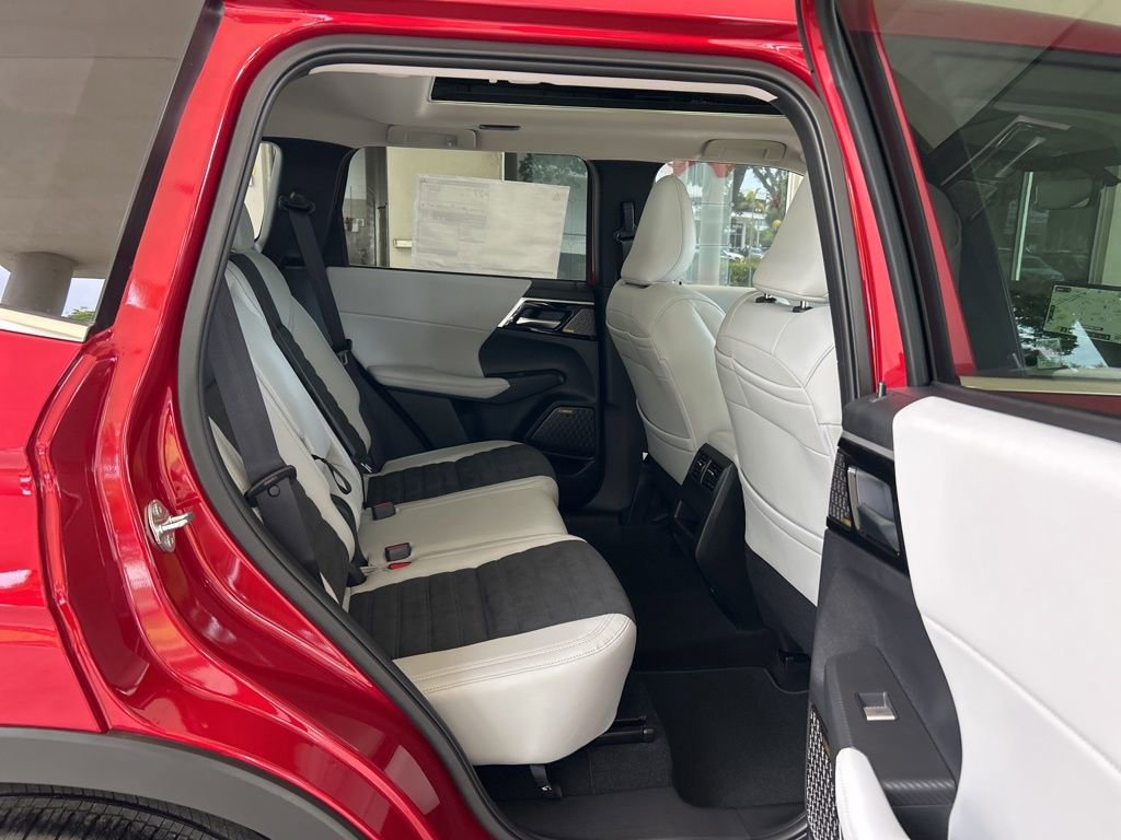 New 2025 Mitsubishi Outlander SE image 26
