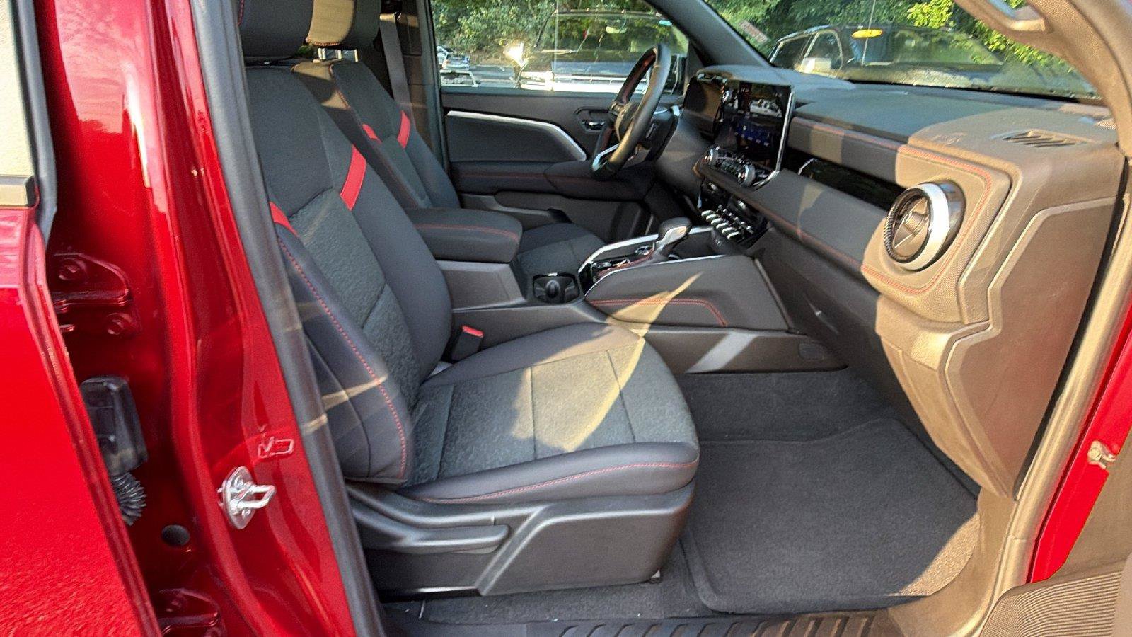 Used 2024 Chevrolet Colorado Z71 w/ Z71 Convenience Package 2 AWD/4WD image 18