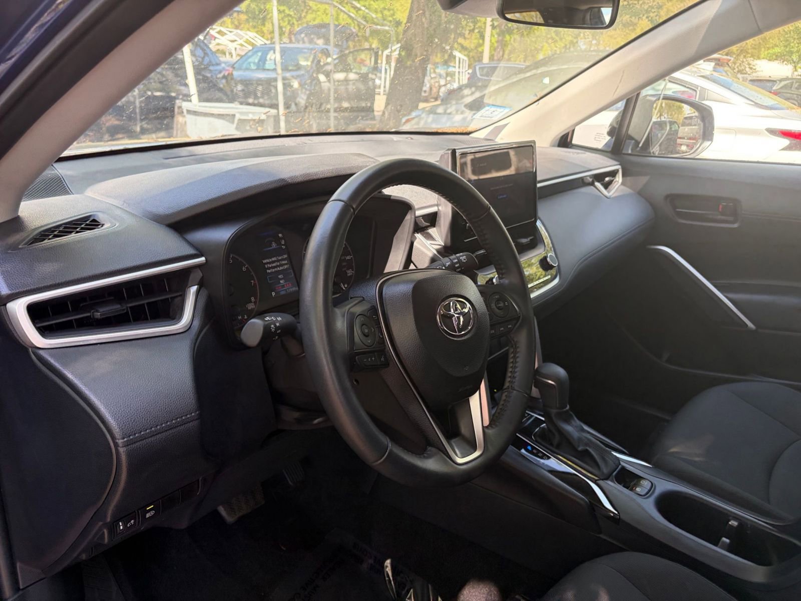 Used 2025 Toyota Corolla Cross LE image 30