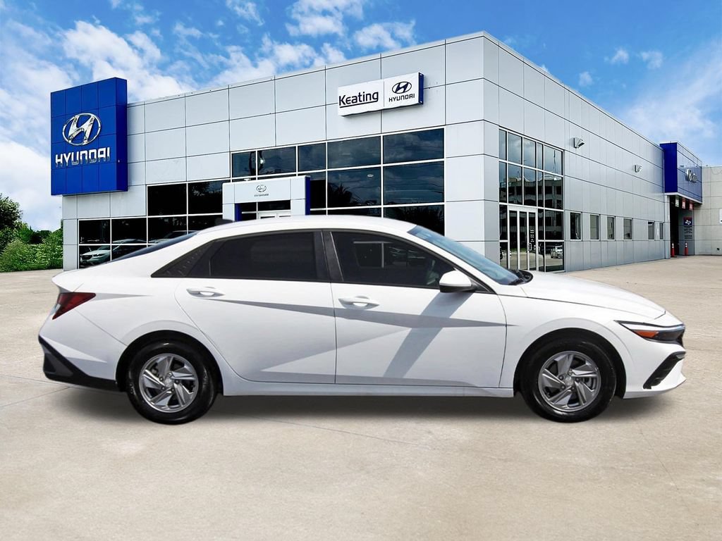 Certified 2026 Hyundai Elantra SE FWD image 4