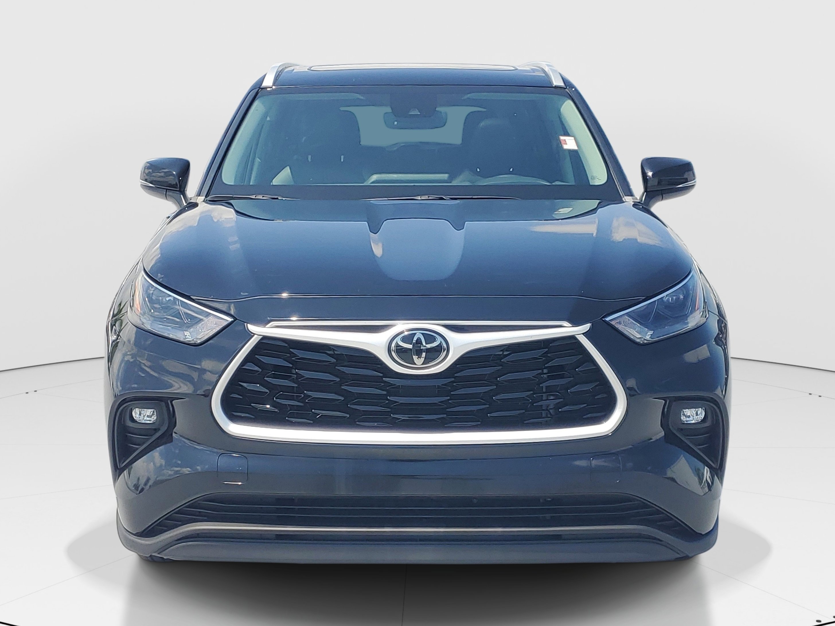 Used 2023 Toyota Highlander XLE FWD video 2