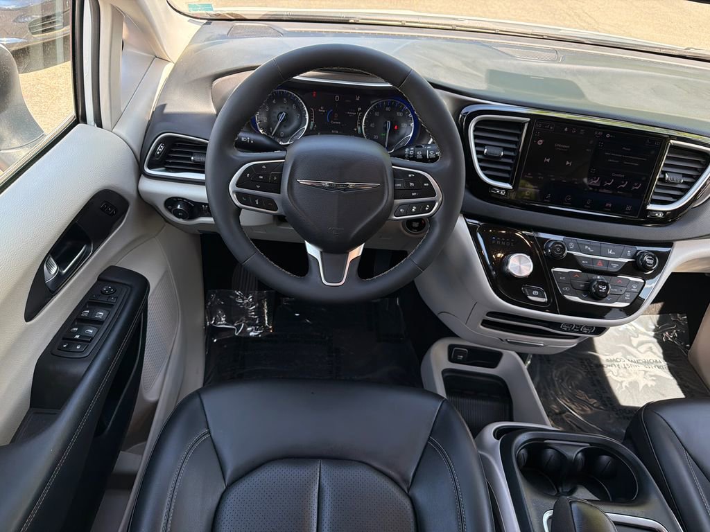 Used 2023 Chrysler Pacifica Touring-L image 21