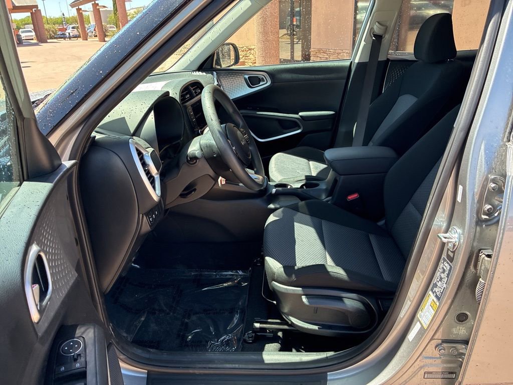 Used 2025 Kia Soul LX FWD image 21