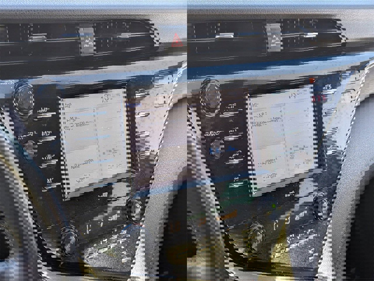 Used 2020 Toyota Camry image 24