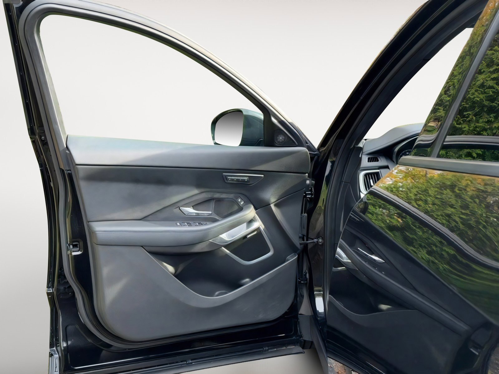 Used 2020 Jaguar E-PACE SE image 7