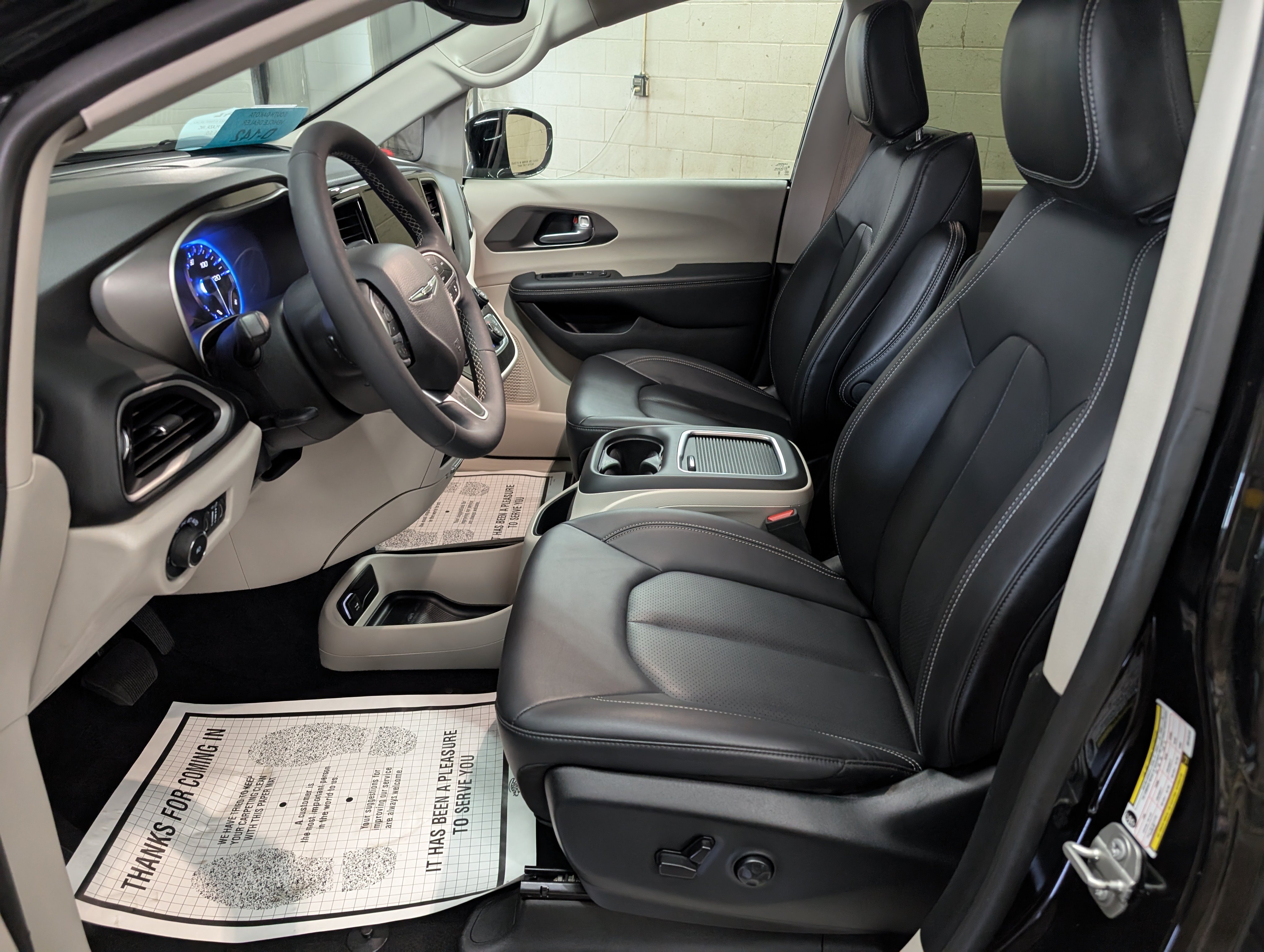 Used 2024 Chrysler Pacifica Touring-L FWD image 12