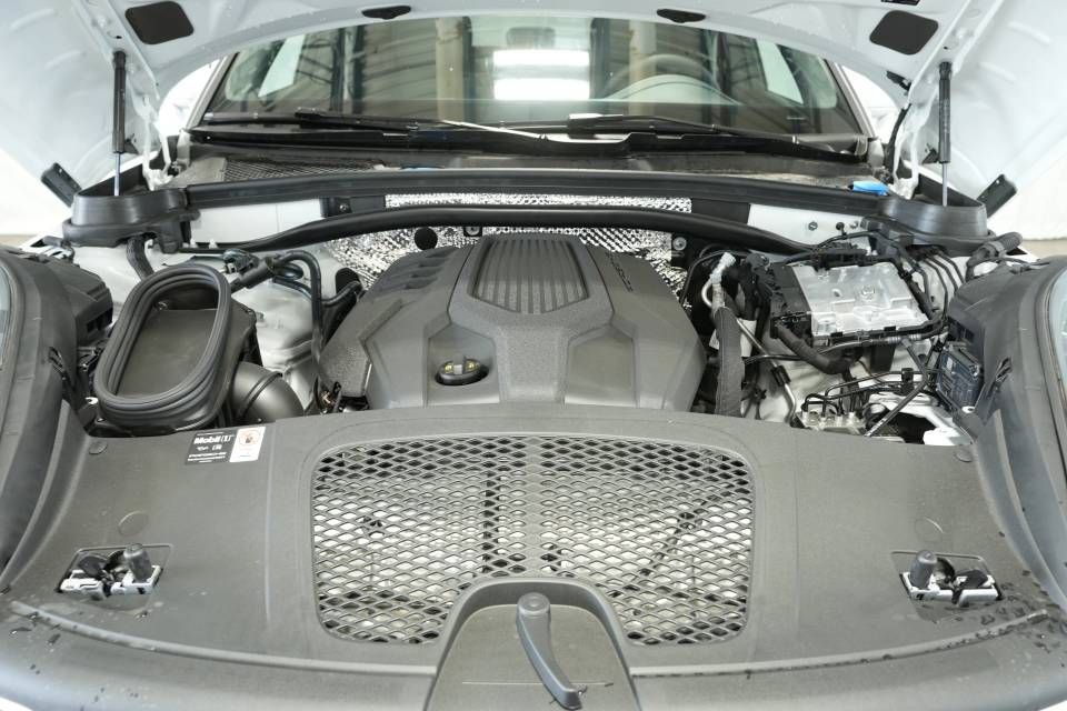 Certified 2025 Porsche Macan AWD/4WD image 30