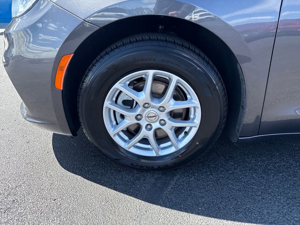 Used 2023 Chrysler Pacifica Touring-L image 30