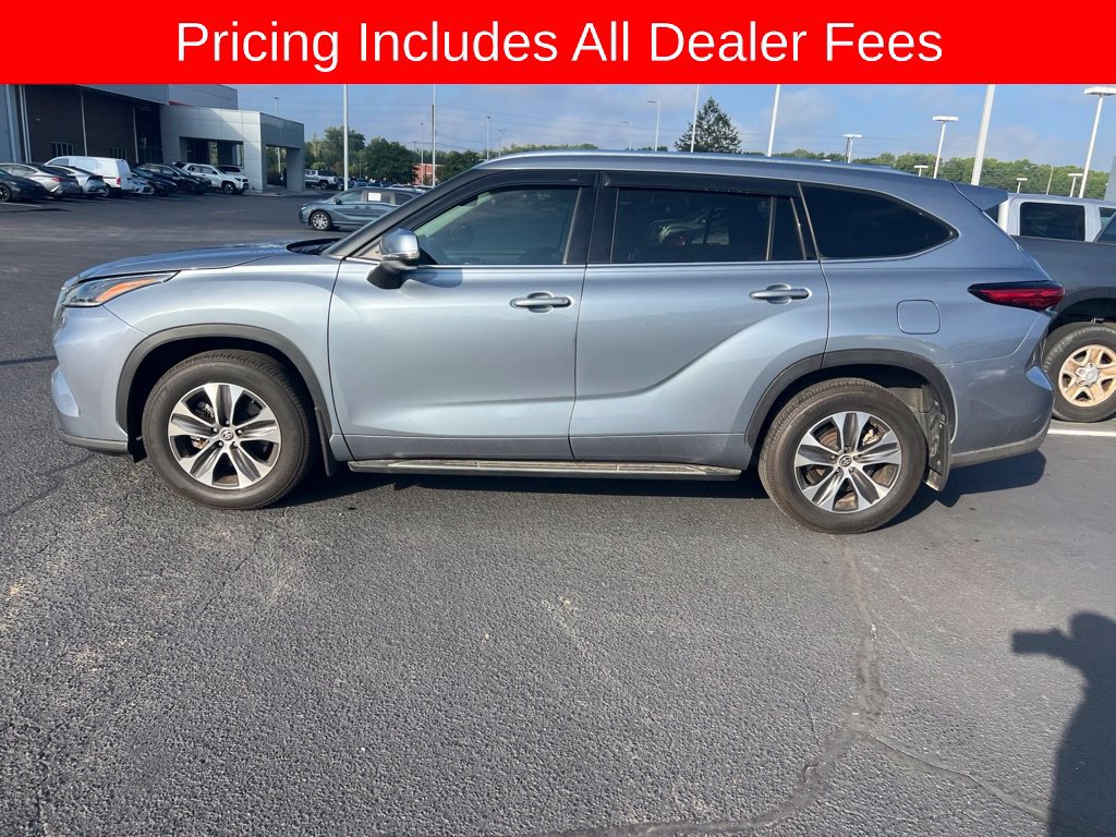 Used 2021 Toyota Highlander XLE AWD/4WD image 2