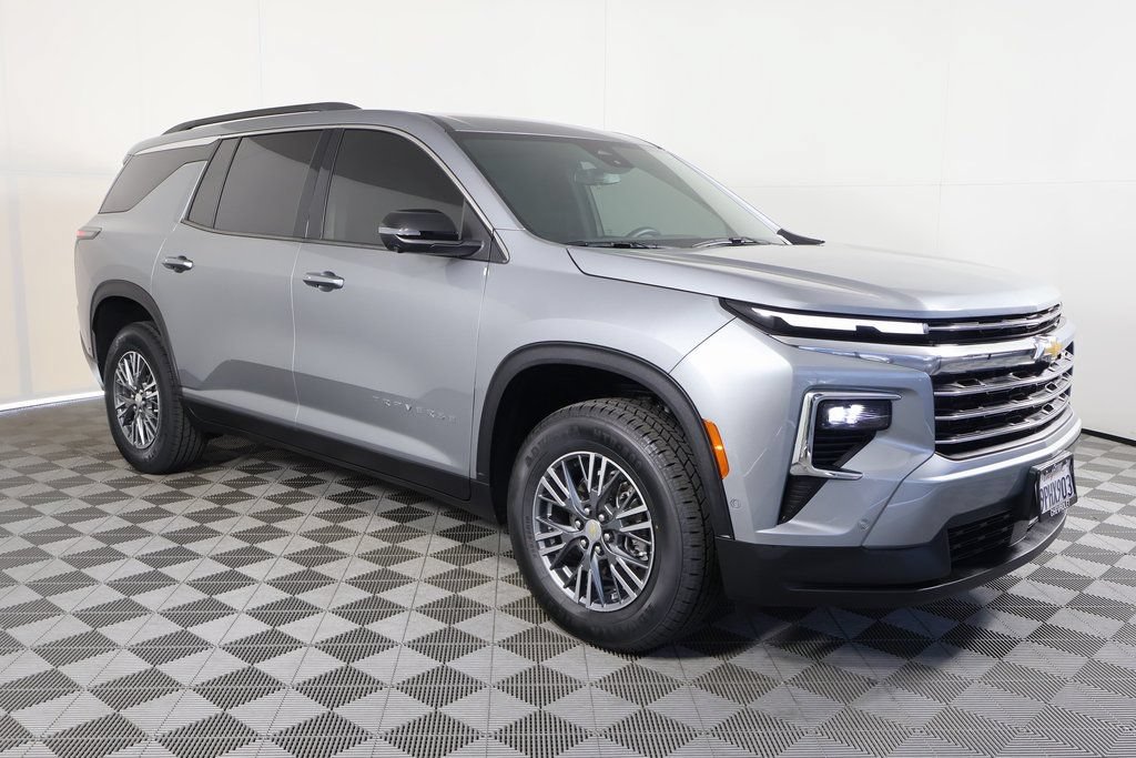 Used 2024 Chevrolet Traverse LT w/ Enhanced Driving Package FWD image 2