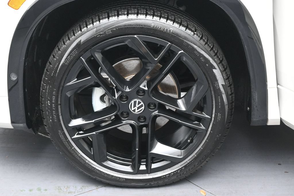 Used 2025 Volkswagen Tiguan SE R-Line FWD image 31