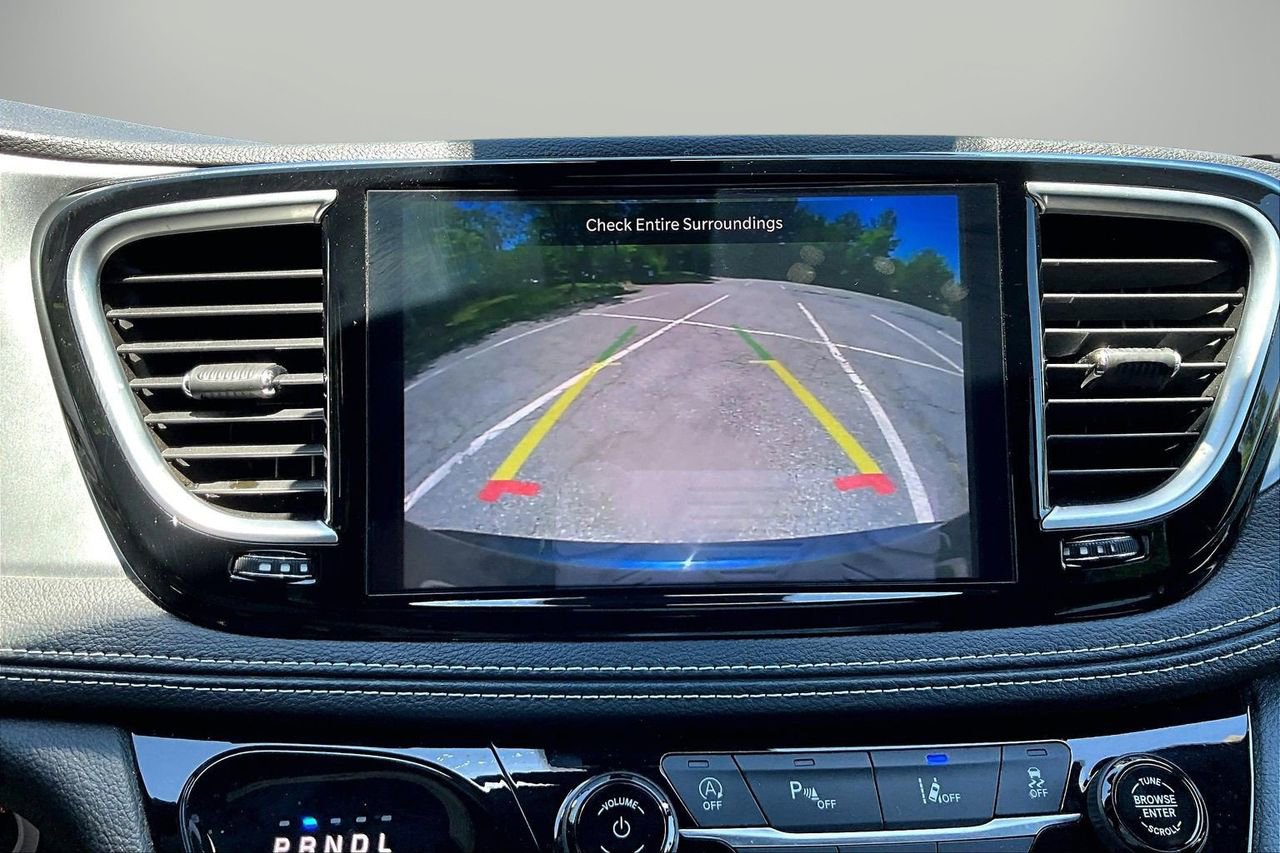 Used 2025 Chrysler Pacifica Limited FWD image 12