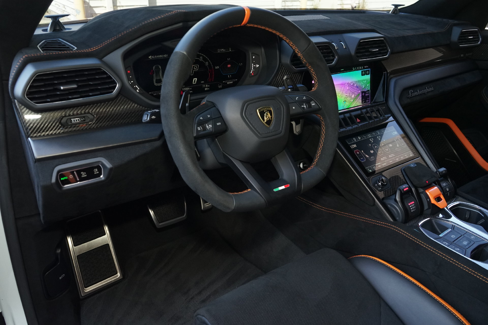 Used 2024 Lamborghini Urus Performante AWD/4WD image 17