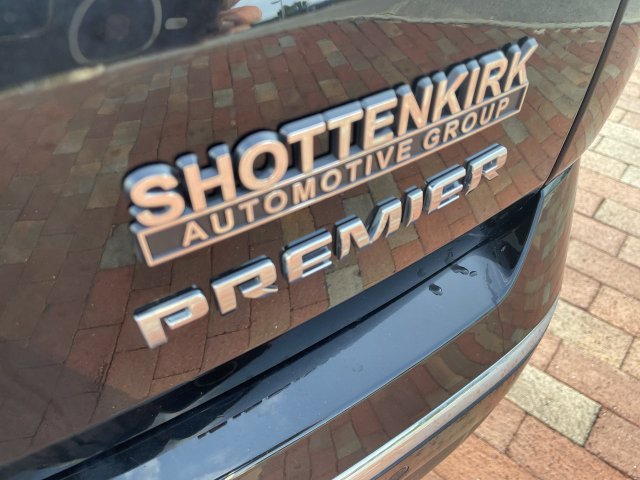 Used 2023 Chevrolet Traverse Premier FWD image 32