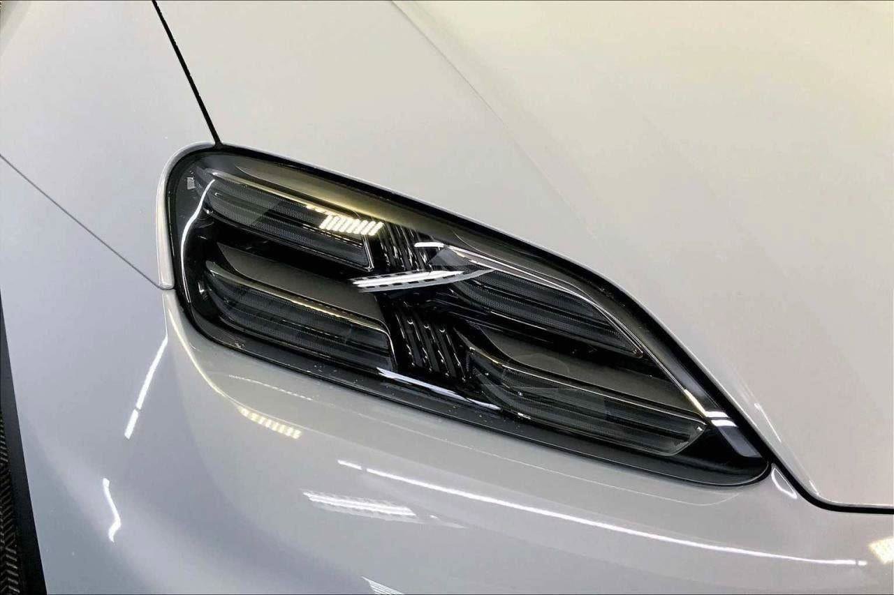 New 2025 Porsche Macan Electric image 86